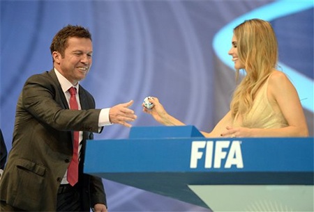 Người đẹp tươi cười nhận quả bóng có lá thăm từ tay của huyền thoại Lothar Matthaus