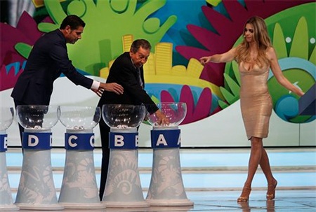 Người đẹp tươi cười nhận quả bóng có lá thăm từ tay của huyền thoại Lothar Matthaus