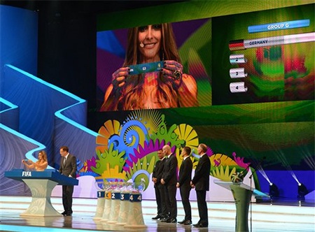 Người đẹp giơ cao lá thăm sau khi được bốc ra