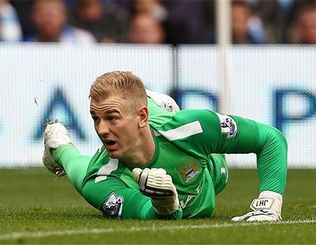 Vẻ mặt thất vọng của Joe Hart sau khi để tiền đạo người Bỉ chọc thủng lưới mở tỉ số của trận đấu