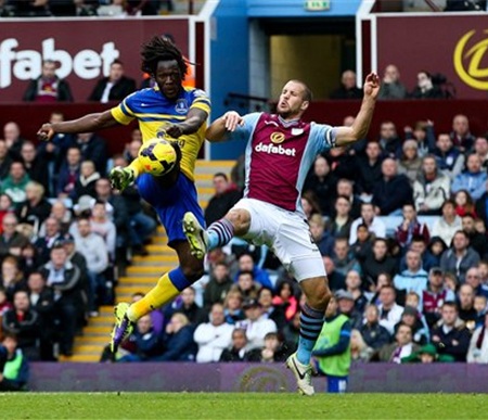 Vẻ mặt thất vọng của Joe Hart sau khi để tiền đạo người Bỉ chọc thủng lưới mở tỉ số của trận đấu