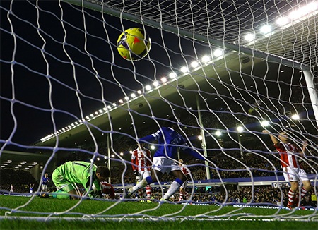 Lukaku chốt lại chiến thắng đậm đà 4-0 cho đội chủ nhà