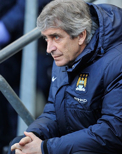 Hai người hâm mộ của đội khách đến sớm và chờ sân đấu mở cửa