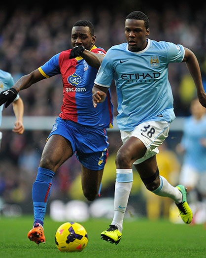 Hai người hâm mộ của đội khách đến sớm và chờ sân đấu mở cửa