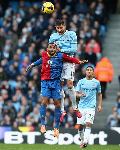 Hai người hâm mộ của đội khách đến sớm và chờ sân đấu mở cửa