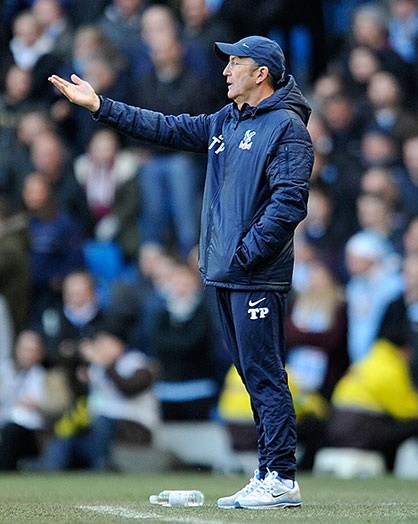 Hai người hâm mộ của đội khách đến sớm và chờ sân đấu mở cửa