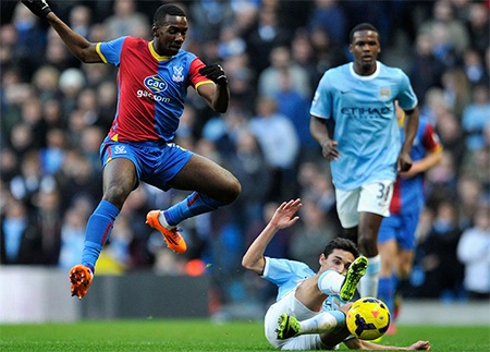 Đội khách không chỉ tập trung phòng thủ mà họ còn có các pha lên bóng đáp trả