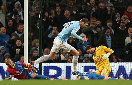 ..nhưng đến phút 66, anh đã bị Dzeko hạ gục