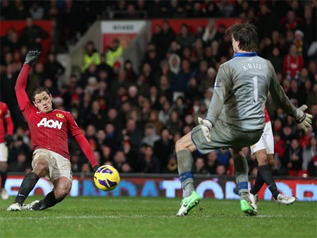 Chicharito là người hùng của MU ở lần gặp trước tại Old Trafford