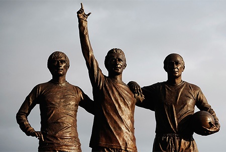 Tượng bộ 3 huyền thoại của MU Sir Bobby Charlton, George Best và Denis Law.