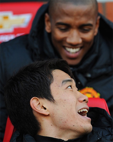 Kagawa và Young vui vẻ ngồi trên băng ghế dự bị