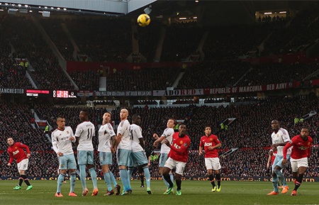 Rooney sớm uy hiếp khung thành của đối thủ bằng một cú sút phạt nguy hiểm