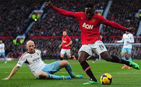 Welbeck có pha phối hợp đẹp với Rooney...