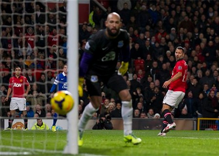 Giggs cũng để lại một cú đánh đầu đi chệch cột dọc