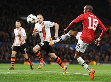 Phil Jones giúp Man Utd hạ Shakhtar - 2 Young với cơ hội ra sân hiếm hoi nhưng lại chơi quá kém ở trận này