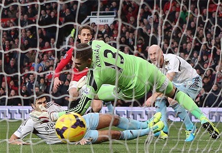 Januzaj tiếp tục có một pha sút bóng chéo góc ở phút 36 để nhân đôi cách biệt