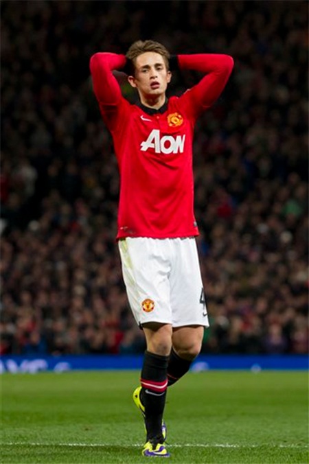 Januzaj ôm đầu chán nản