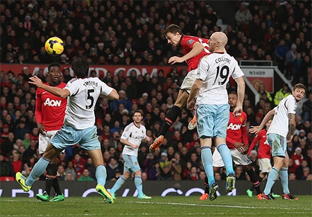 MU vẫn thể hiện được sự sắc nét trong tấn công. Evans sút ghi bàn nâng tỉ số lên 3-0