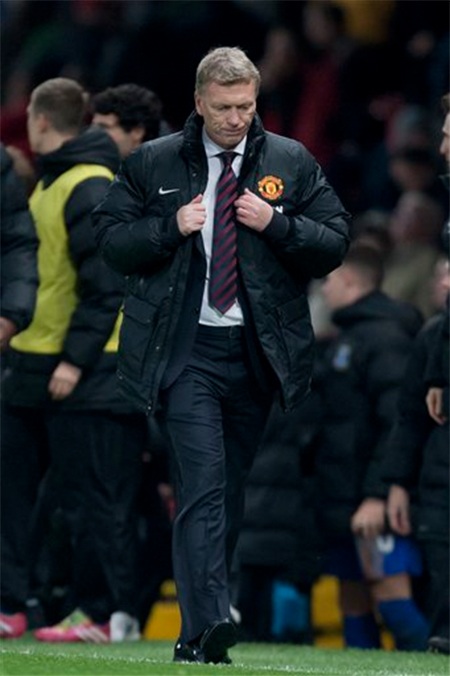 Gương mặt Moyes không còn một chút cảm xúc, ông nhanh chóng rời sân