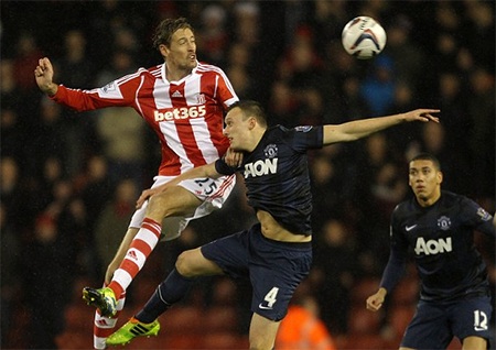 Vượt qua Stoke, MU vào bán kết League Cup - 2 Lối chơi của Stoke ở trận đấu này không rõ ràng