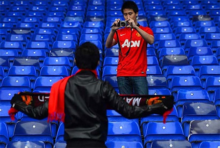 Một CĐV MU đến sớm và chụp ảnh lưu niệm trên sân