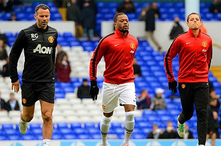 Các cầu thủ MU khởi động trước trận đấu, Chicharito và Giggs đá dự bị ở trận này