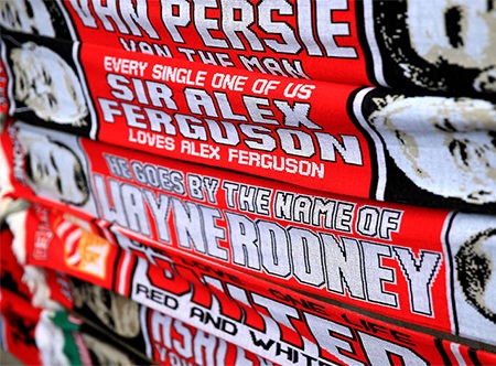 Một quầy bán đồ lưu niệm trước sân