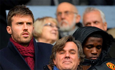 Các cầu thủ MU khởi động trước trận đấu, Chicharito và Giggs đá dự bị ở trận này