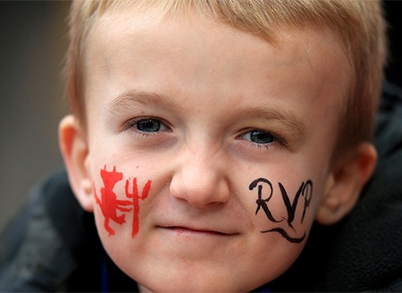 Một CĐV nhí vẻ biểu tượng của CLB và tên Van persie lên má