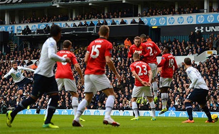 Phút 18, Walker sút phạt xuyên hàng rào mở tỉ số của trận đấu