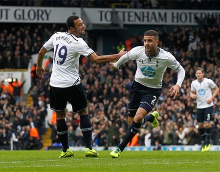 Một pha sút phạt khôn ngoan của hậu vệ cánh phải bên phía 