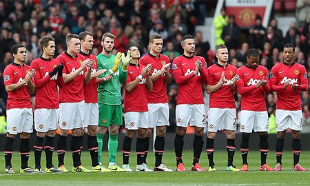 Các cầu thủ dành một phút tưởng niệm tới Nelson Mandela