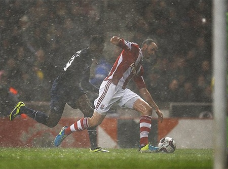 Vượt qua Stoke, MU vào bán kết League Cup - 3 Mưa đã ảnh hưởng tới lối chơi của đôi bên