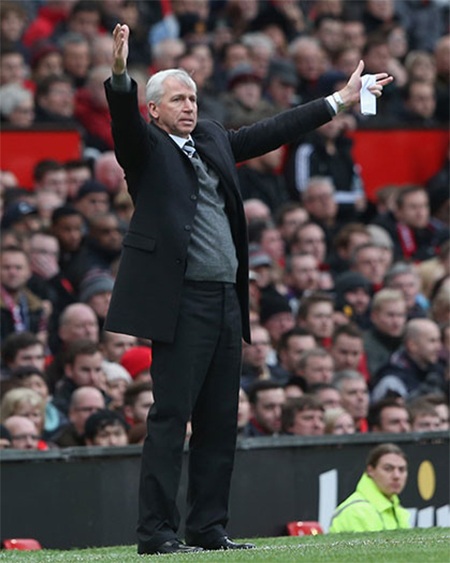 Alan Pardew hò hét học trò thi đấu tập trung