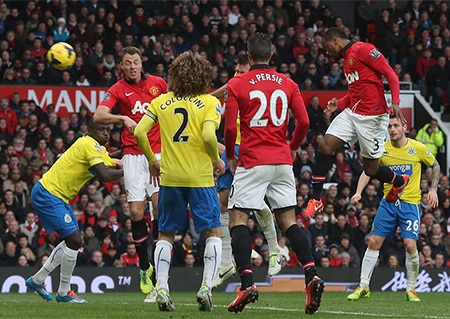 Từ quả đánh đầu của Evra, Anita dùng tay cản bóng nhưng trọng tài lại không quan sát thấy