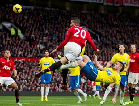 Van Persie đánh đầu tung lưới đối thủ nhưng không có bàn thắng cân bằng tỉ số...