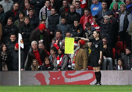 ...nữ trợ lý trọng tài Sian Massey. Cô đã có quyết định chính xác