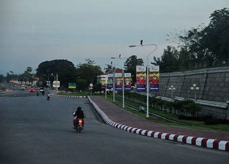 ...không có nhiều bóng người qua lại. Ở Myanmar tình trạng tắc đường là hiếm khi xảy ra