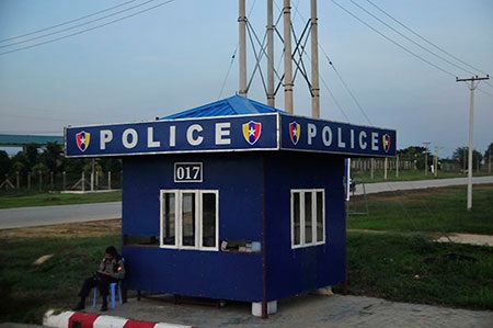 Một trạm cảnh sát được bố trí gần khu vực thi đấu để tăng cường cho công tác an ninh