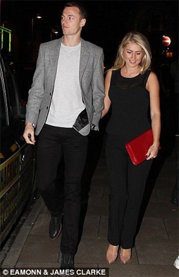 Trung vệ Johnny Evans và vợ Helen đến tham dự tiệc. Helen đang làm việc tại MUTV