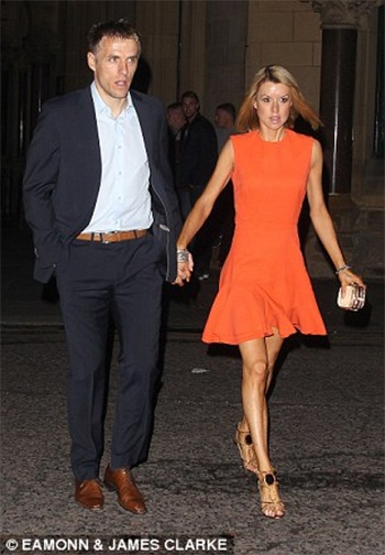 Trợ lý Phil Neville và vợ Julie