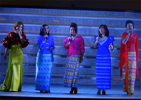 Tổng thống Myanmar U Thein Sein và vợ Daw Khin Khin đến tham dự buổi lễ bế mạc