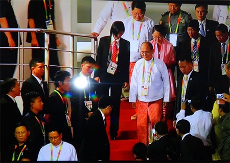 Tổng thống Myanmar U Thein Sein và vợ Daw Khin Khin đến tham dự buổi lễ bế mạc
