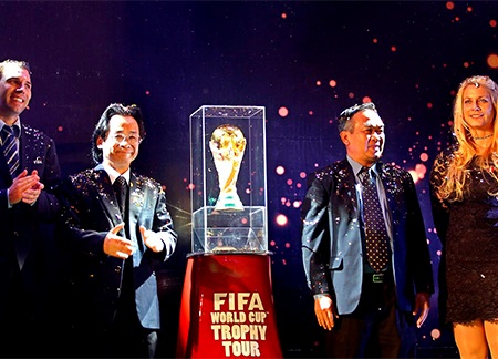 Cúp vàng World Cup đến Việt Nam - 1 Cúp vàng World Cup đã tới Việt Nam, ảnh: Minh Phương