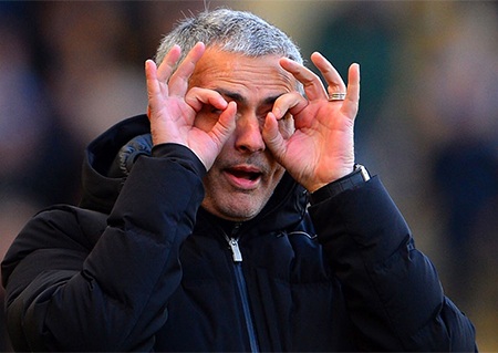 Mourinho phản ứng trọng tài