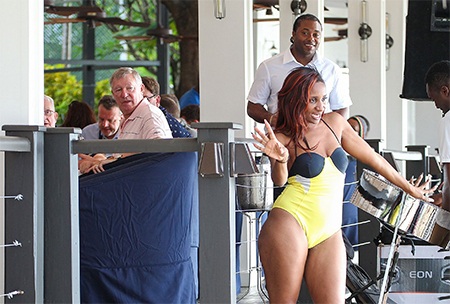 Người đàn ông 71 tuổi cũng không thoát khỏi sự tò mò