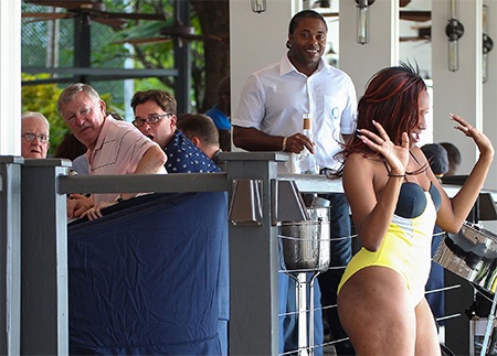 Ferguson cùng bạn bè không rời mắt khỏi điệu múa của nữ vũ công