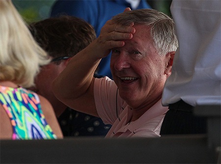 Ferguson cùng bạn bè không rời mắt khỏi điệu múa của nữ vũ công