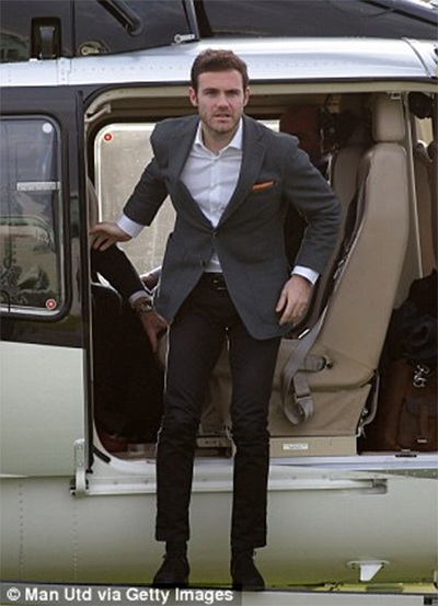 Juan Mata đến Manchester bằng trực thăng