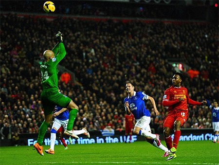Suarez và Sturridge giúp Liverpool thổi bay Everton - 3 Sturridge lốp bóng qua đầu Howard